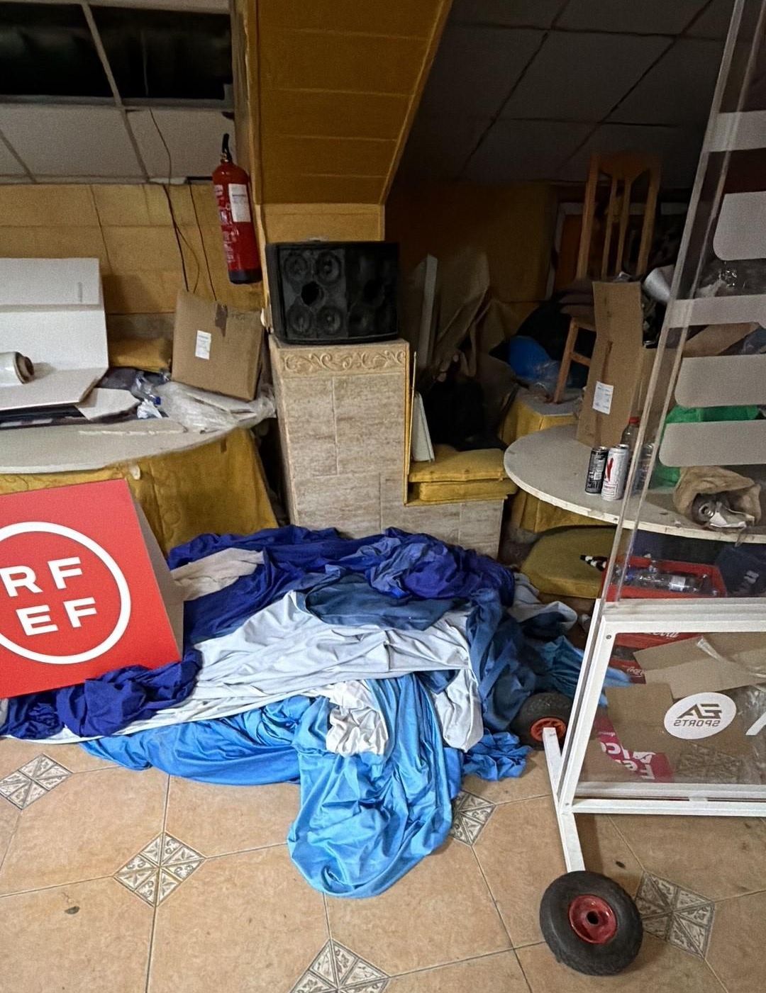Enseres y basura amontonados en el bar del estadio