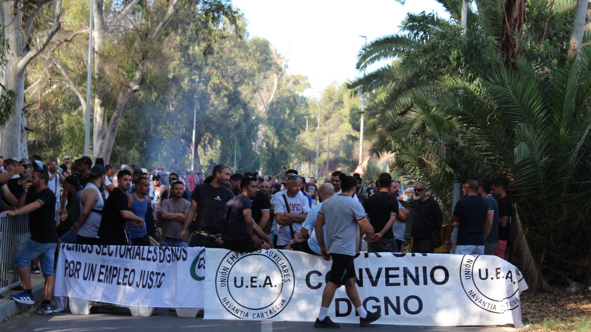 Barricadas y fuego en Cartagena, en el segundo día de negociaciones para desbloquear la huelga del metal