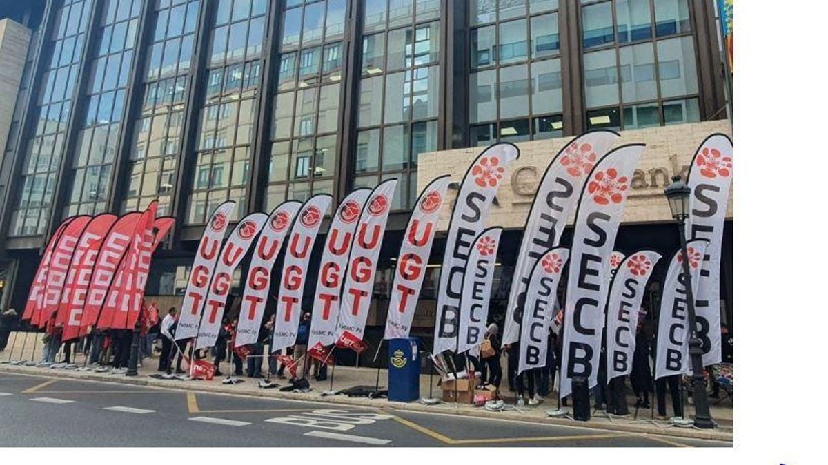 Concentración de la plantilla de Caixabank ante la sede central de València, este jueves.