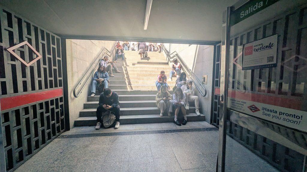 Viajeros de Metro a las puertas de la estación de Sol intentan conectar con la red desde sus teléfonos móviles