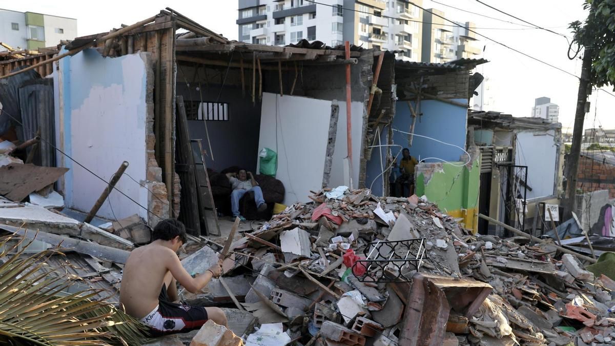 Una persona junto a los escombros de una vivienda en el sector de Corocito en Pereira (Colombia), el 11 de agosto de 2026.