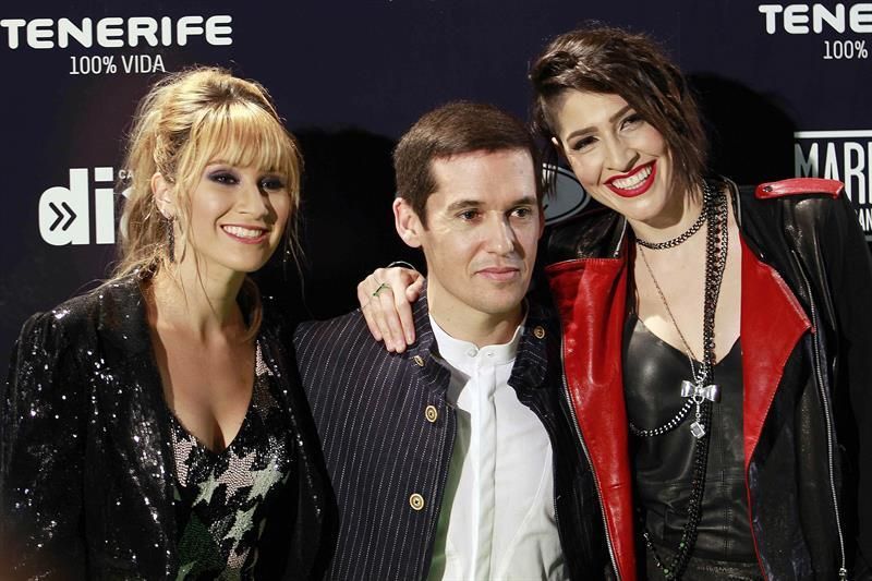 El dúo de rock-pop mexicano Ha*Ash y el cantante de Maldita Nerea, Jorge Ruiz en los premios de la cadena Dial. EFE/Cristóbal García