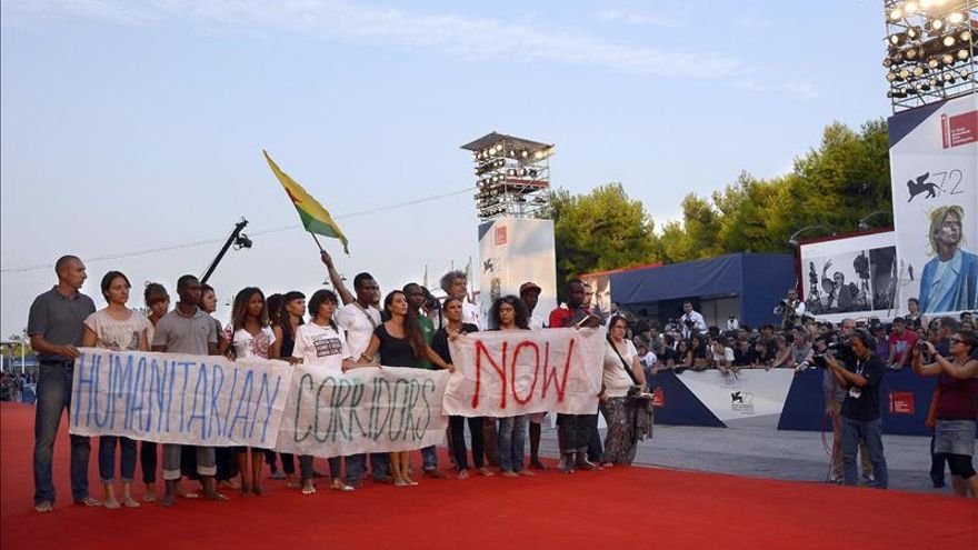 Miles de italianos se descalzan para mostrar solidaridad con los refugiados