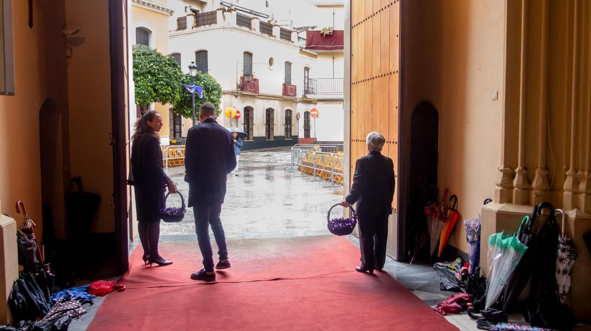 Esperando a los fieles en el Templo de Los Gitanos