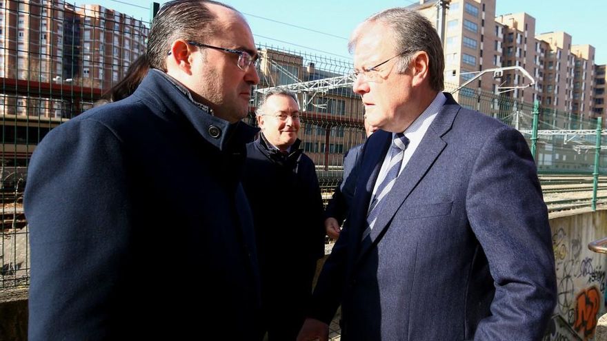 El portavoz del PP en León, Antonio Silván (D), junto a su homólogo en Ponferrada, Marco Morala (I), durante su comparecencia de esta mañana después de tratar asuntos de infraestructuras que afectan a ambos municipios. / César Sánchez / ICAL