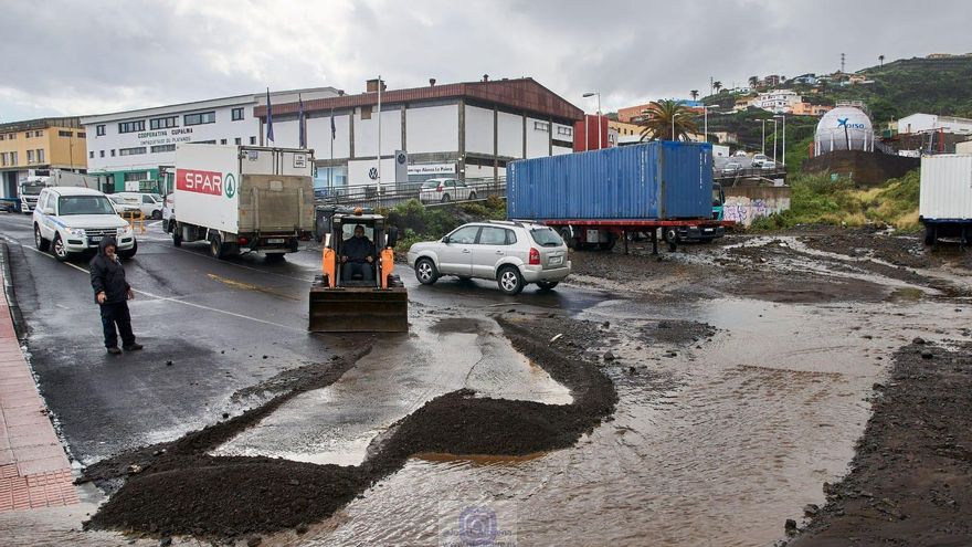 En la imagen, intervención por las lluvias en el Polígono Industrial de Los Guinchos, en Breña Baja.