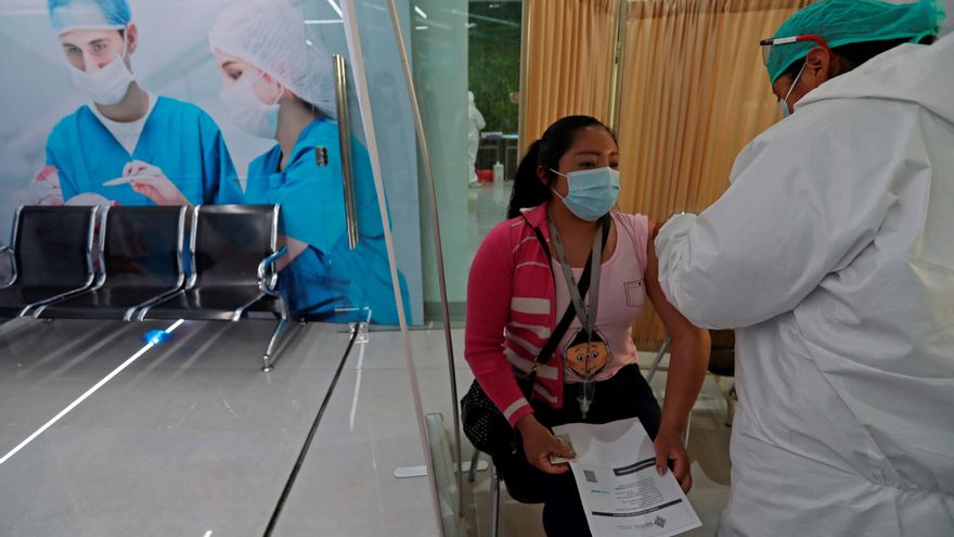 Una mujer recibe una vacuna contra la covid-19 hoy, en un punto de vacunación en La Paz (Bolivia), en una fotografía de archivo. EFE/Martin Alipaz