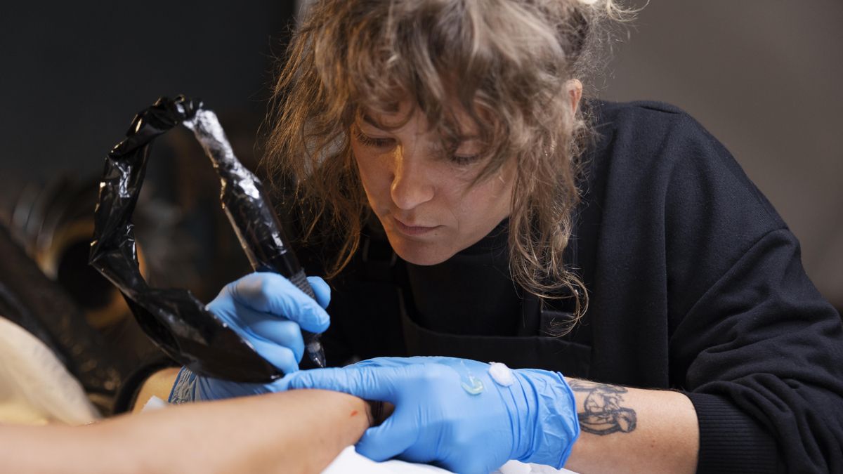 Una dermatóloga explica por qué los tatuajes no son inocuos para la piel: “Los pigmentos rojos, azules o verdes tienen una mayor tendencia a causar alergias”