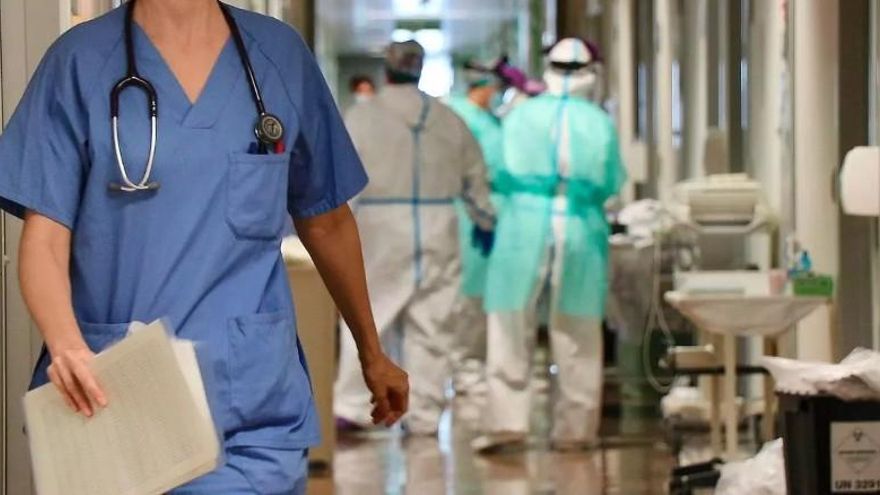El Sacyl prevé contratar a 6.453 sanitarios para el verano y cerrará 630 camas en hospitales por la disminución de actividad