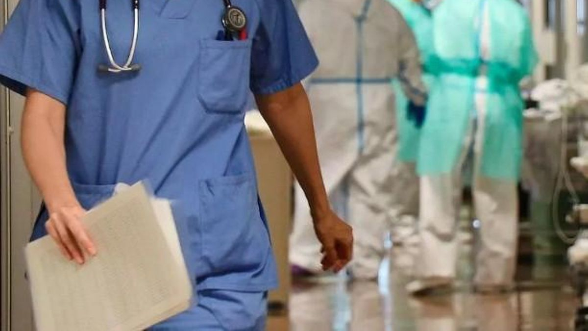 El Sacyl prevé contratar a 6.453 sanitarios para el verano y cerrará 630 camas en hospitales por la disminución de actividad