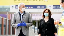 El consejero de Sanidad Enrique Ruiz Escudero y la presidenta Isabel Díaz Ayuso en una visita al hospital de Ifema.