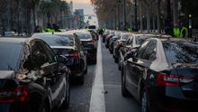 Los vehículos de VTC ocupan dos carriles de la Diagonal de Barcelona