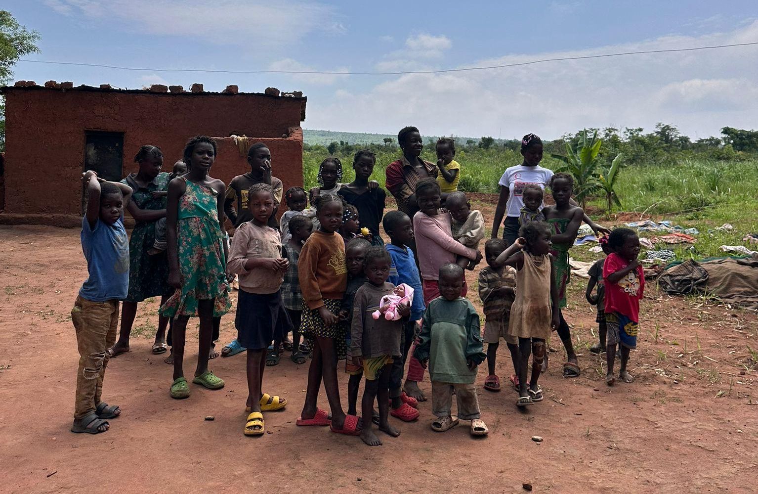 En el centro, Terezinha rodeada de sus hermanos con una de las muñecas en Malanje