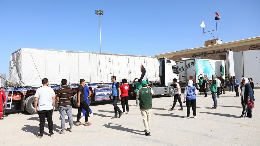 Los primeros camiones con ayuda humanitaria atraviesan el cruce fronterizo de Rafah, que une Egipto y Gaza.
