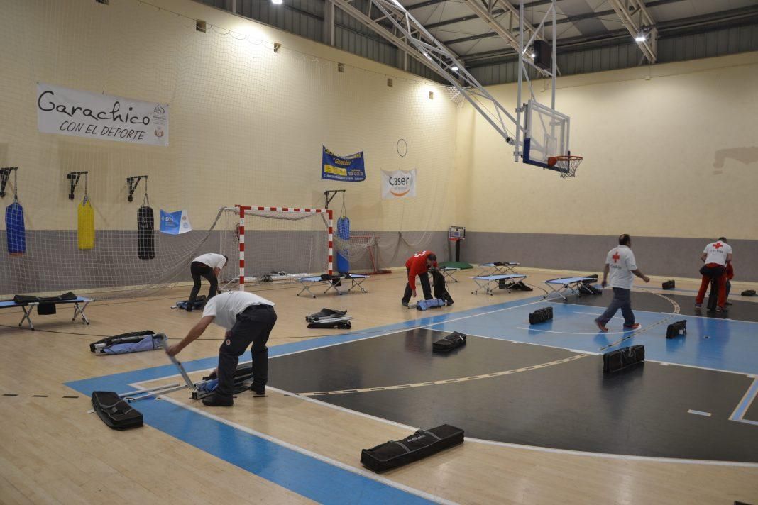Preparativos en el pabellón municipal para acoger a los evacuados en la noche del sábado