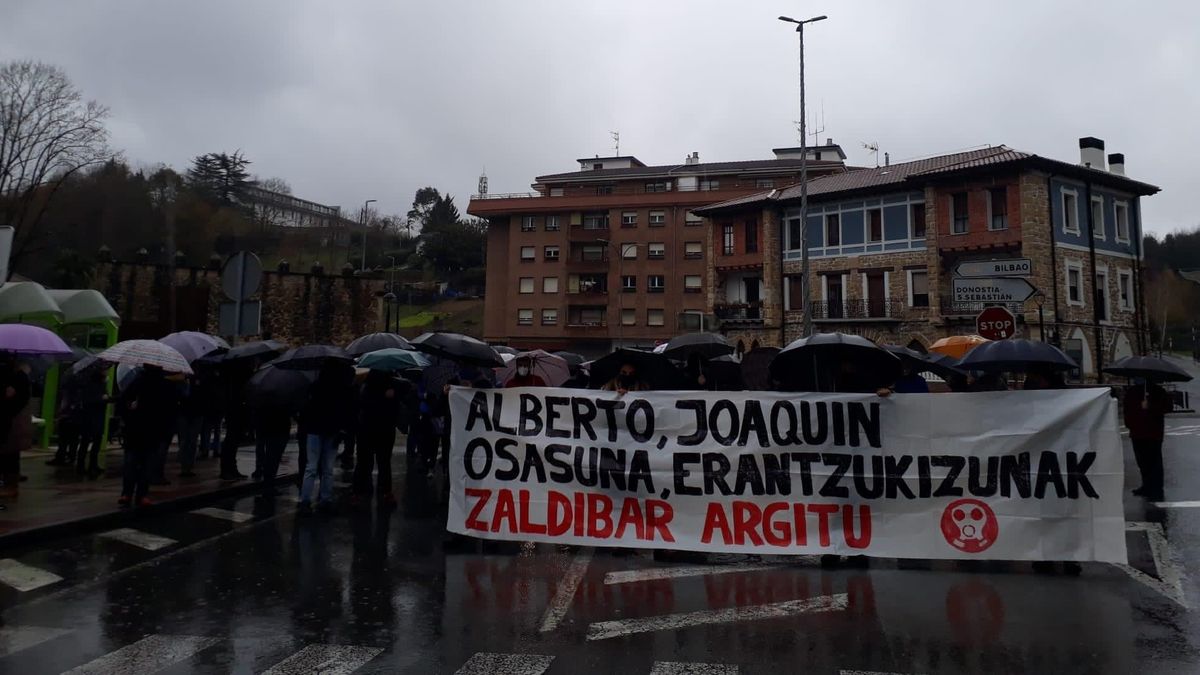 Manifestación de Zaldibar Argitu al cumplirse diez meses del derrumbe del vertedero.