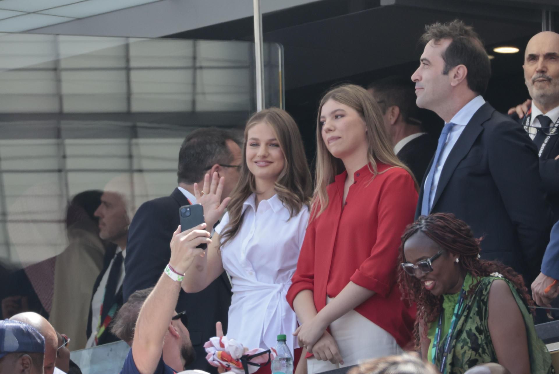 La princesa Leonor, la infanta Sofía y el vicepresidente del Gobierno, Carlos Cuerpo