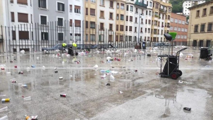 Imagen de una plaza de Eibar con restos de un botellón