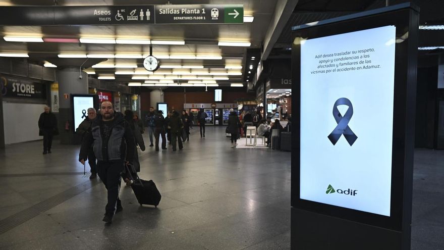 Crespón negro una de las pantallas informativas de la estación de Atocha en Madrid este martes.