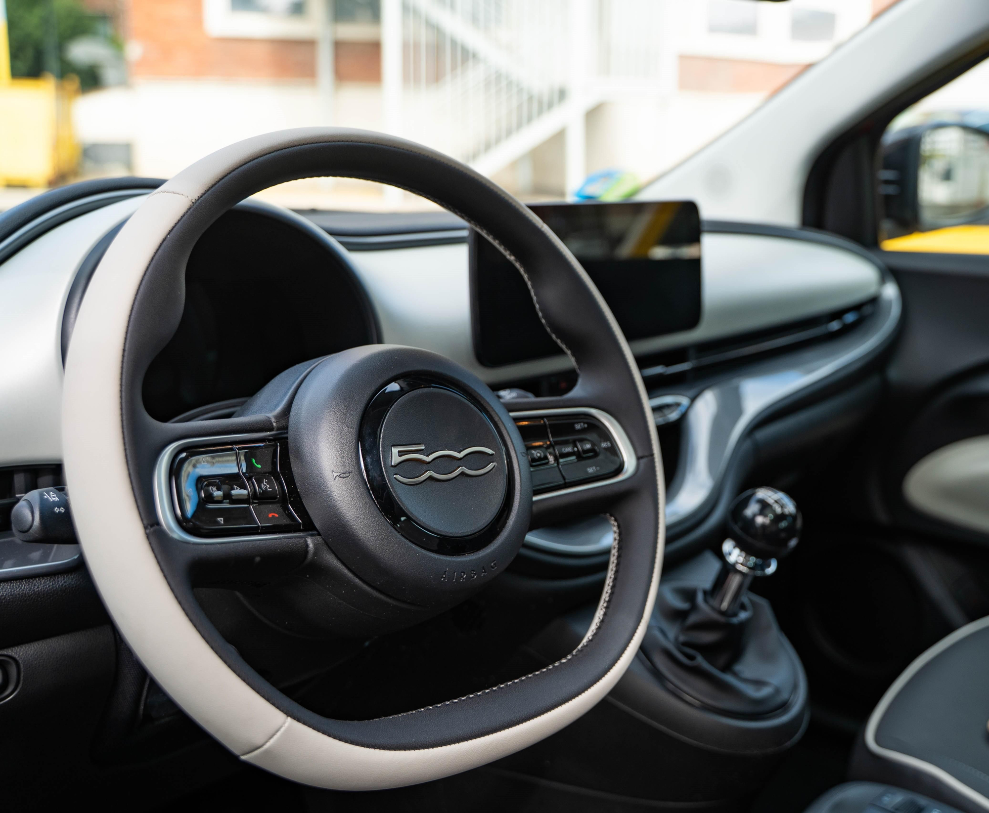 Puesto de conducción del Fiat 500 Hybrid, provisto necesariamente de cambio manual.