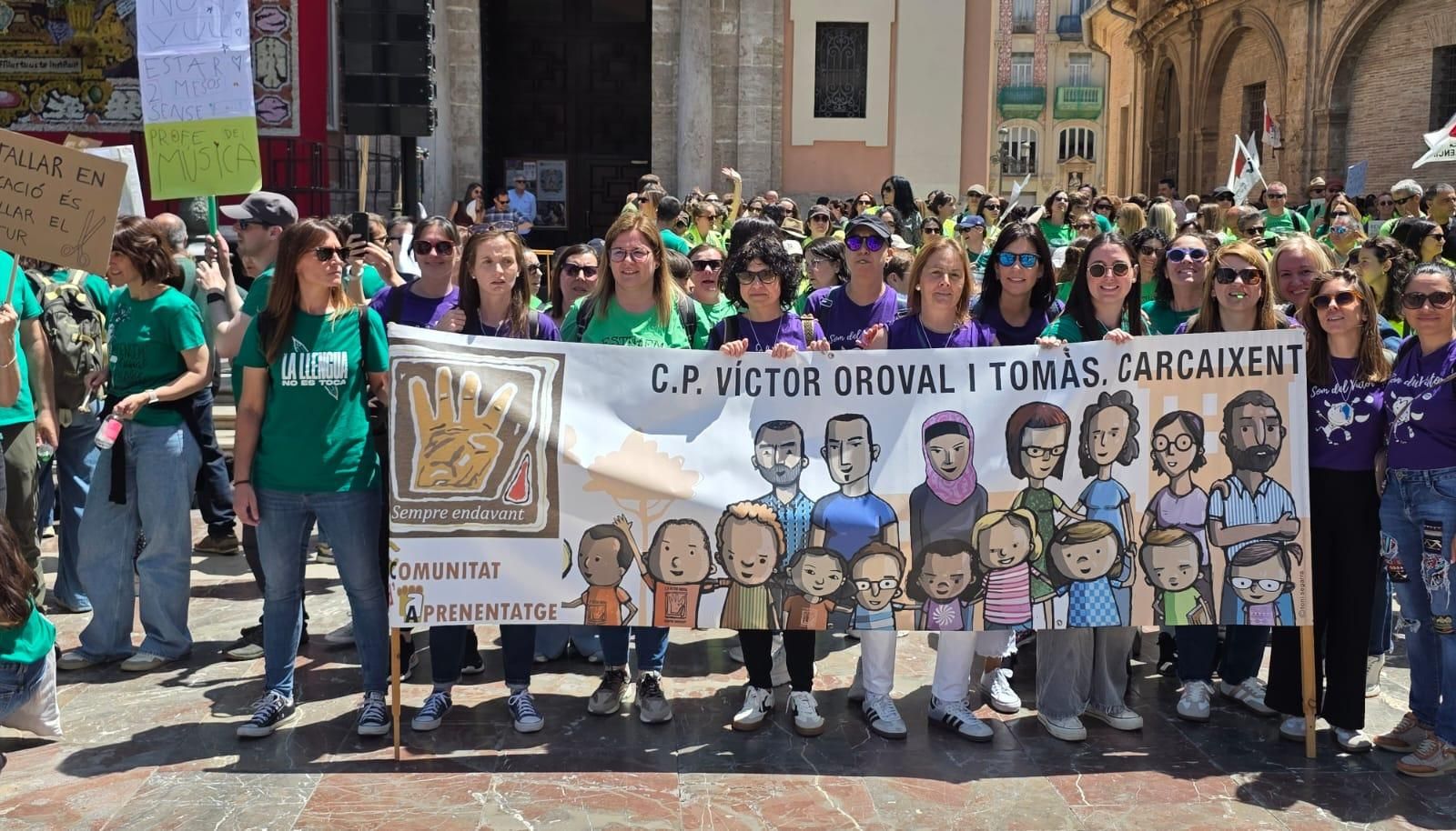 Miles de docentes se manifiestan en València en el primer día de huelga indefinida