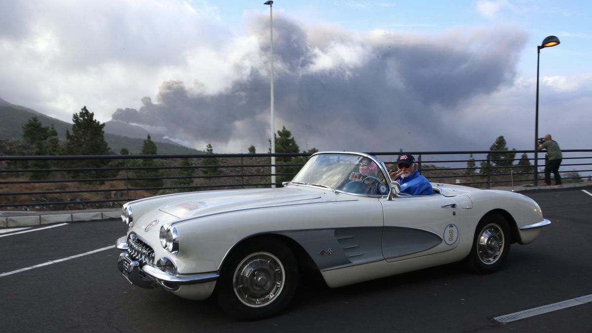 Las dos caras de un fin de semana junto al volcán: rutas para verlo y limpieza constante de cenizas