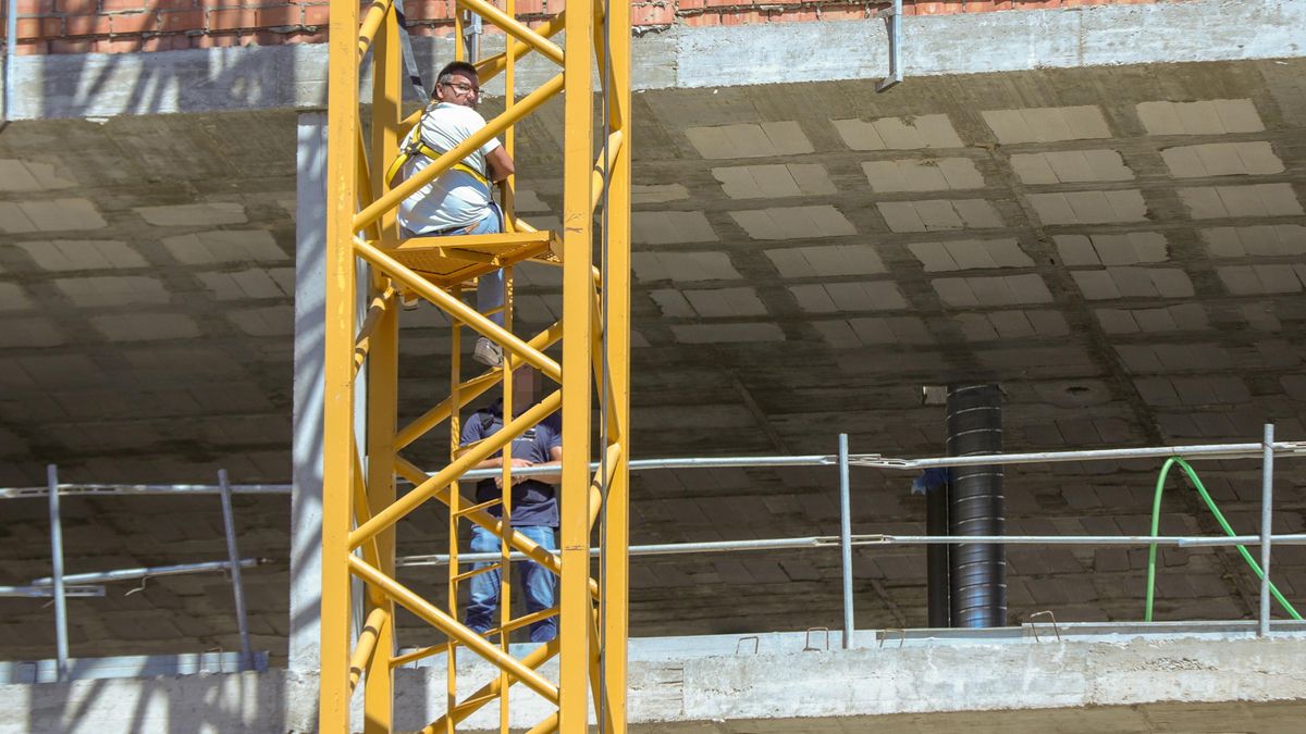 El empresario en la grúa ante el mediador de la Policía Nacional.