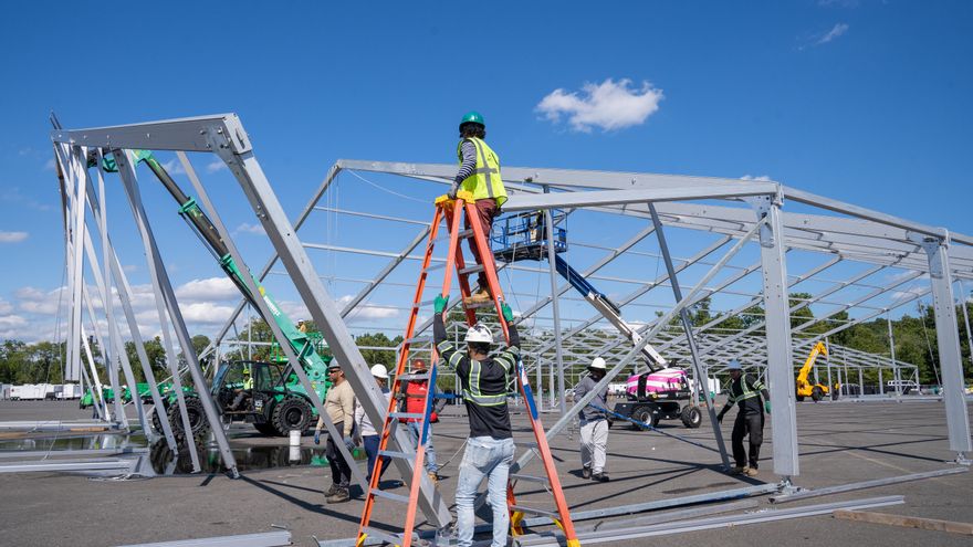 Nueva York comienza a levantar dos enormes carpas por la oleada de inmigrantes