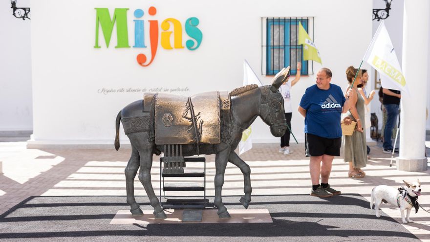 Nueva protesta para exigir el fin de los burros-taxi en Mijas (Málaga) por maltrato animal