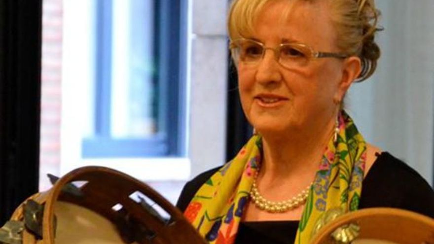 María Martínez Morán ‘Marucha’, panderetera de Casares de Arbas, en la presentación del Cd 'La tradición oral leonesa: Casares de Arbas'./ Foto: Xosé Antón 'Ambás'