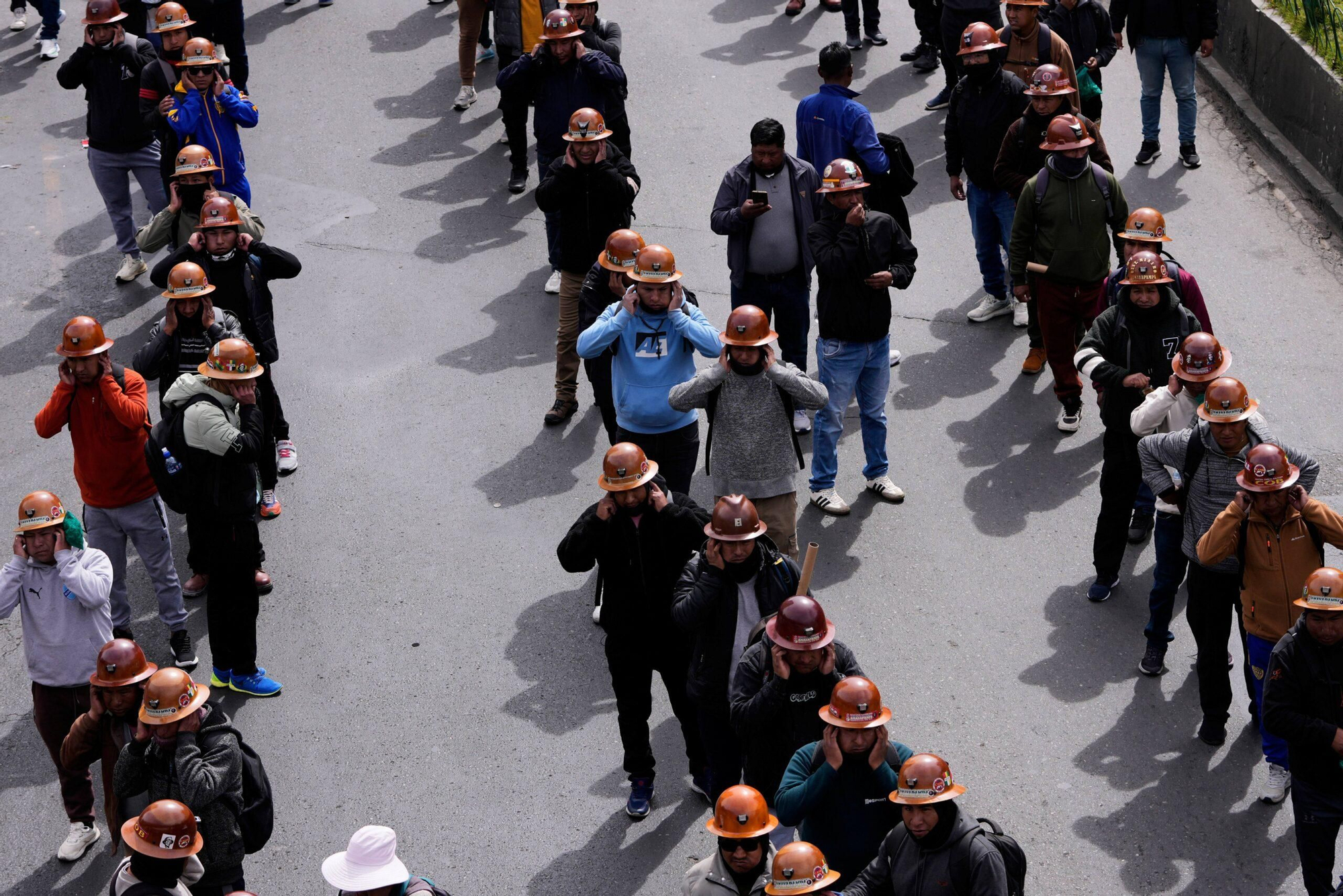 Mineros se cubren los oídos antes de disparar explosivos durante una protesta contra el Gobierno, en La Paz, Bolivia, el 22 de mayo de 2026. Foto: AP/Juan Karita