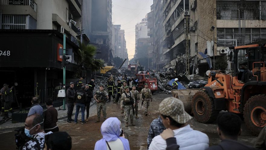 Equipos de rescate trabajan el barrio beirutí de Mazraa, en uno de los múltiples bombardeos israelíes que han azotado este miércoles Líbano