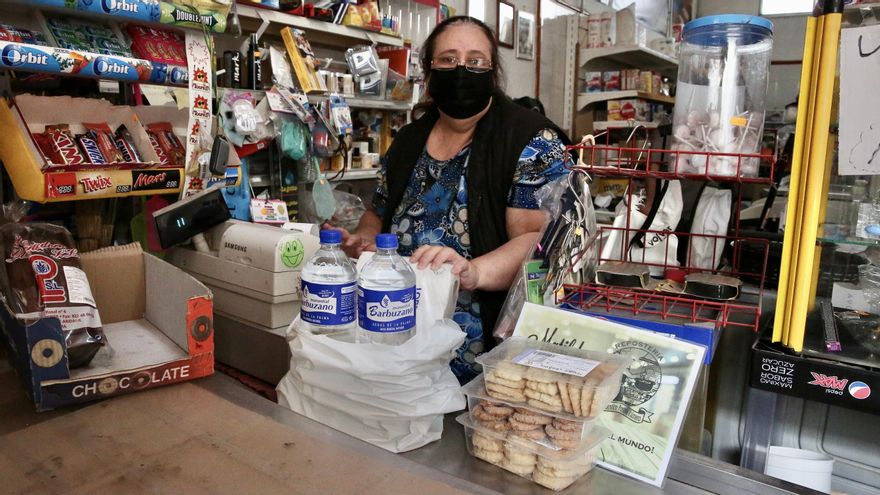 Carmen, en la tienda que levantó hace más de diez años y teme perder en los próximos días