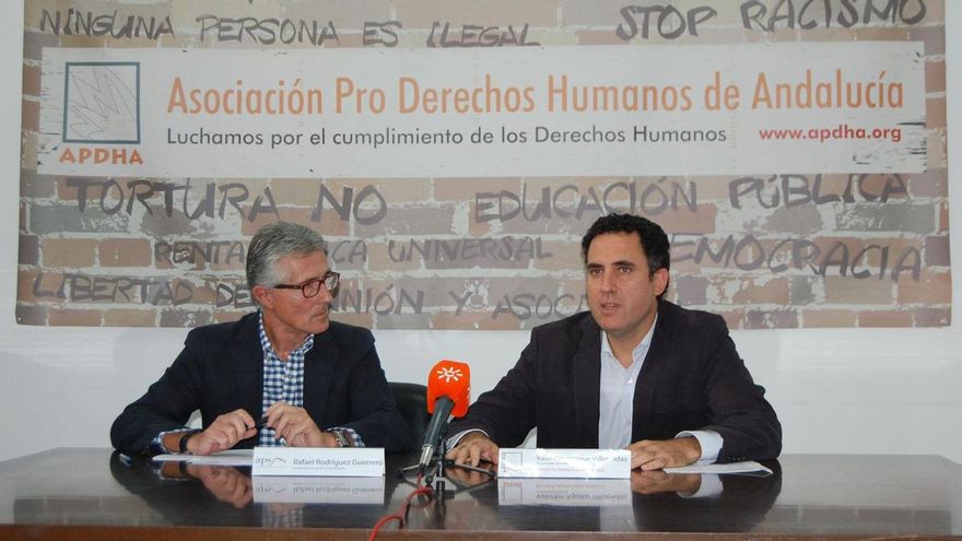 Rafael Rodríguez (APS) y Valentín Aguilar (APDHA), durante la rueda de prensa