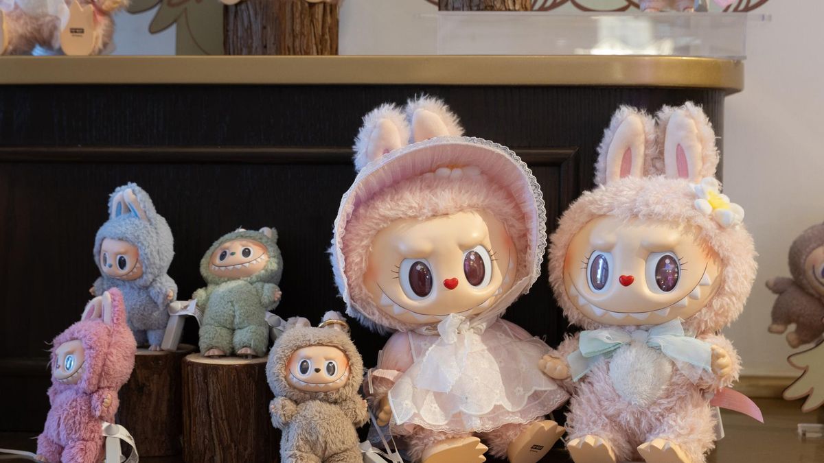 Muñecos labubu en una tienda.