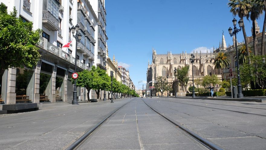 La Avenida de la Constitución de Sevilla el primer día laborable de alarma /Foto: Luis Serrano