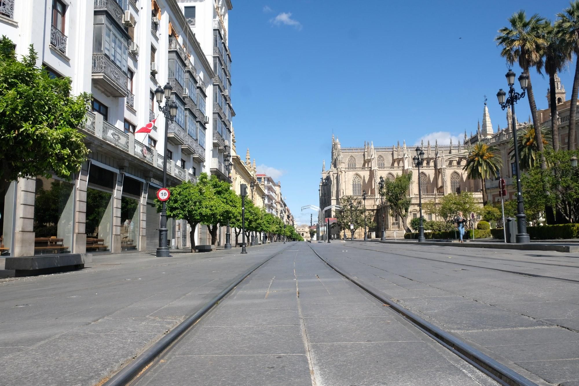 La Avenida de la Constitución de Sevilla el primer día laborable de alarma /Foto: Luis Serrano