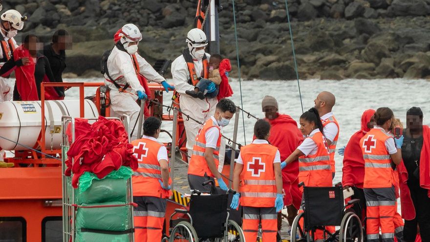 Una mujer embarazada y dos niños, entre las 81 personas llegadas este domingo en dos pateras a Canarias