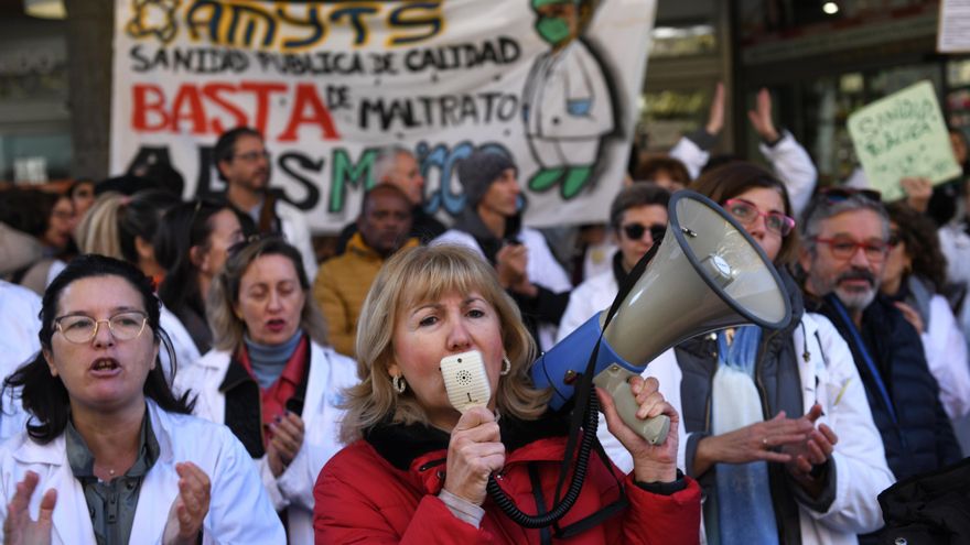 Varios manifestantes exigen la mejora de la Atención Primaria en la Sanidad Pública.