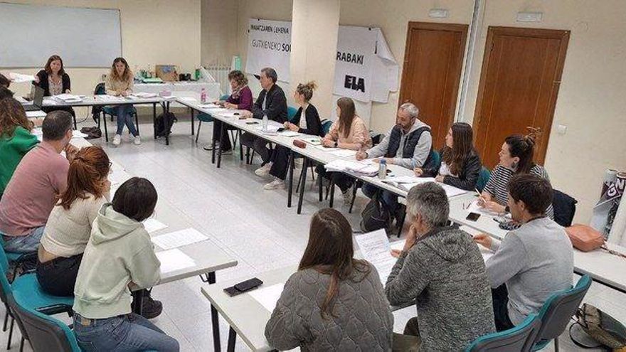 ELA lleva a los colegios públicos su rechazo frontal al convenio del profesorado firmado por el resto de sindicatos