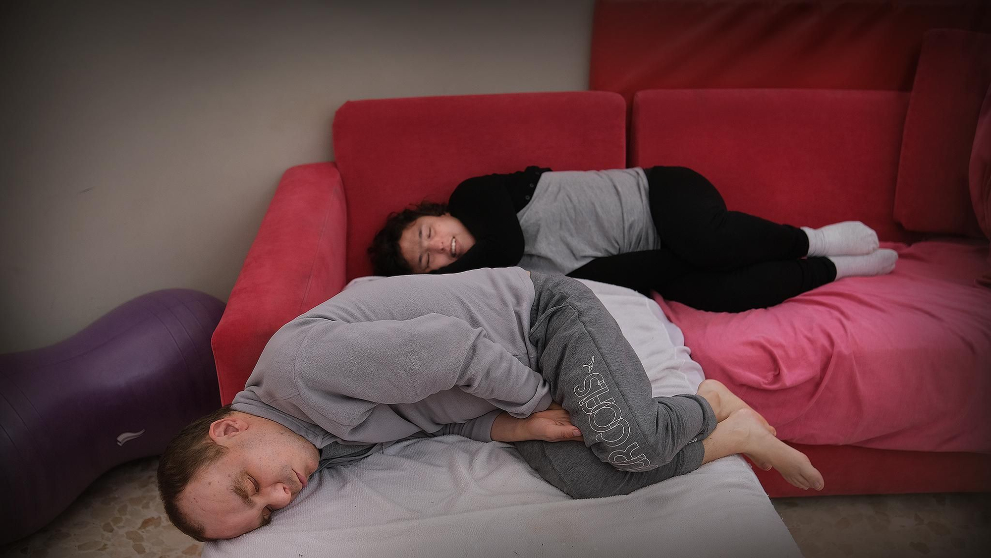 Valentina y Samuel descansando en los sillones de la sala de estar de la residencia