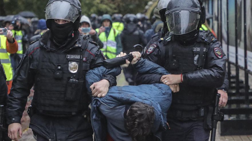 La policía rusa detiene a un manifestante en las protestas contra la movilización anunciada por Putin.