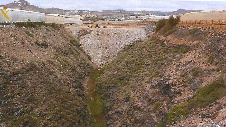 La Guardia Civil investiga a dos personas por rellenar con residuos de construcción un barranco de Guía