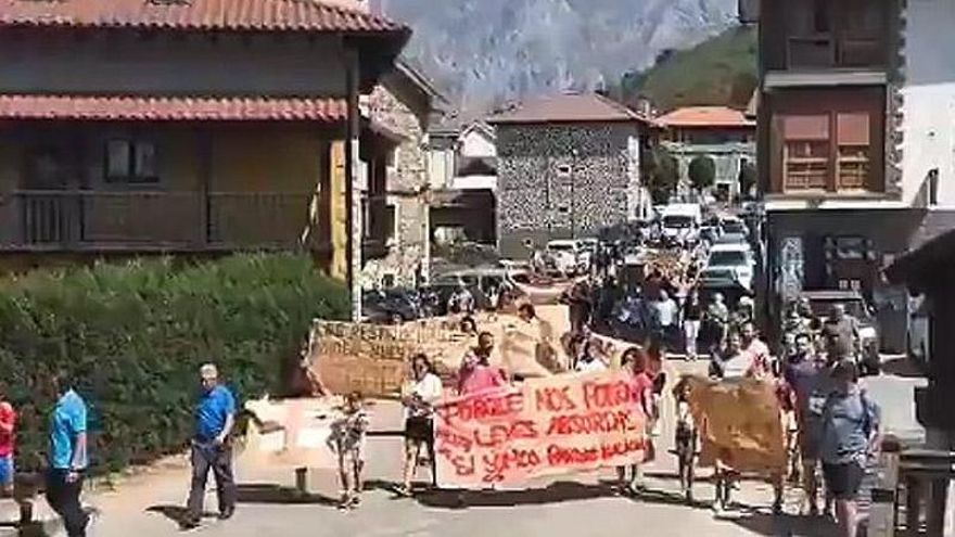 Los vecinos de Valdeón salen a la calle preocupados por el futuro del turismo tras los incendios en Picos de Europa