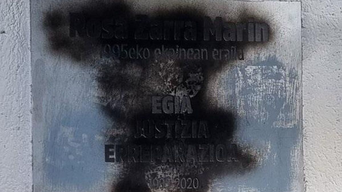 Vandalizan una placa en memoria de Rosa Zarra, reconocida como víctima de la violencia policial de la Ertzaintza
