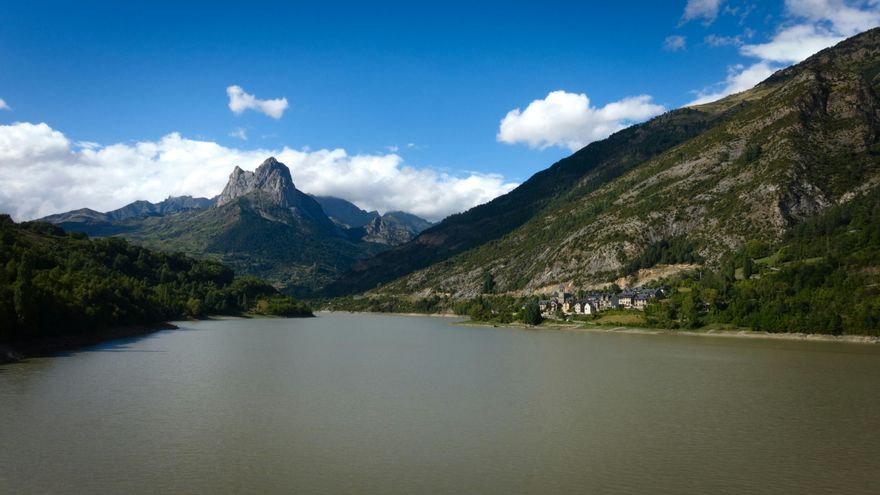El pueblo de montaña en el corazón del Valle de Tena donde disfrutar de rutas con vistas inolvidables