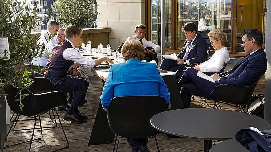 Pedro Sánchez junto a los líderes de la UE durante la negociación de los fondos europeos en julio de 2020.