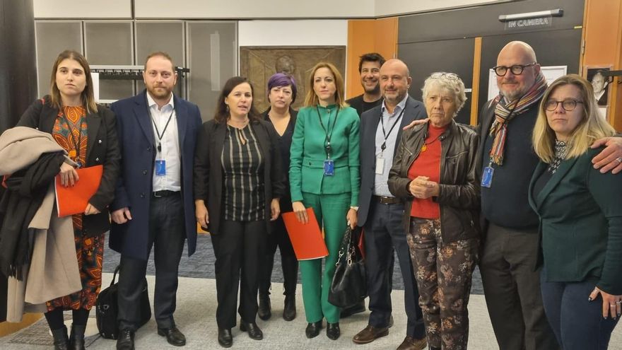 Eurodiputados socialistas, verdes y de La Izquierda de la comisión de Peticiones del Parlamento Europeo, que se han ausentado de la votación para protestar por el informe de las menores tuteladas en Baleares.