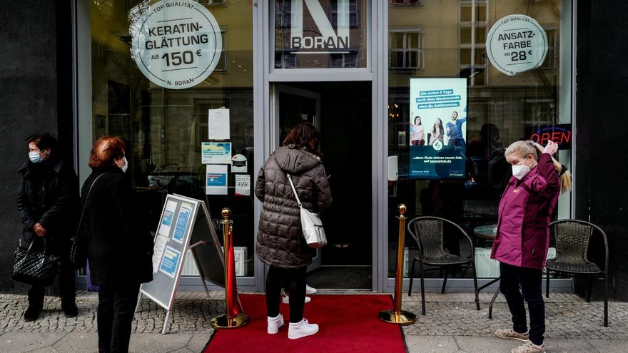 Clientes esperan su turno para entrar en una peluquería de Berlín, el día de su reapertura, el lunes. EFE/EPA/FILIP SINGER