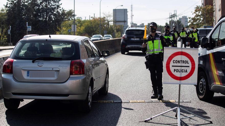Agentes de la Policía Nacional en un control . EFE/Rodrigo Jiménez/Archivo